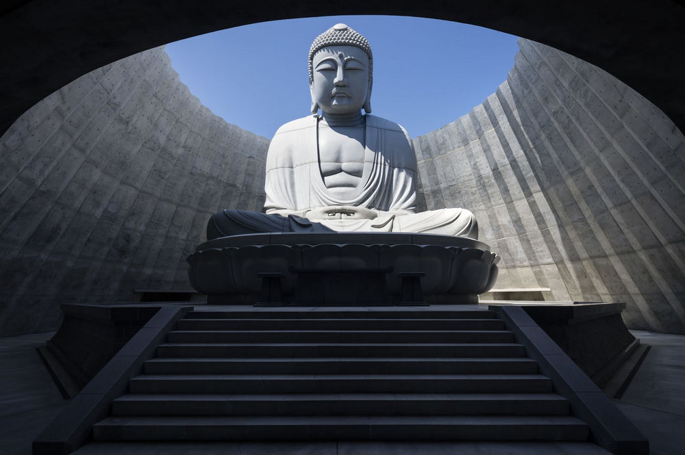 Холм Будды в Саппоро по проекту архитектора Тадао Андо который, Будды, статую, чувство, холма, освещённый, тускло, бетонный, сводчатый, 40метровый, бассейна, пройти, нужно, Затем, мыслей, очищения, символом, тоннель, выступает, воды»
