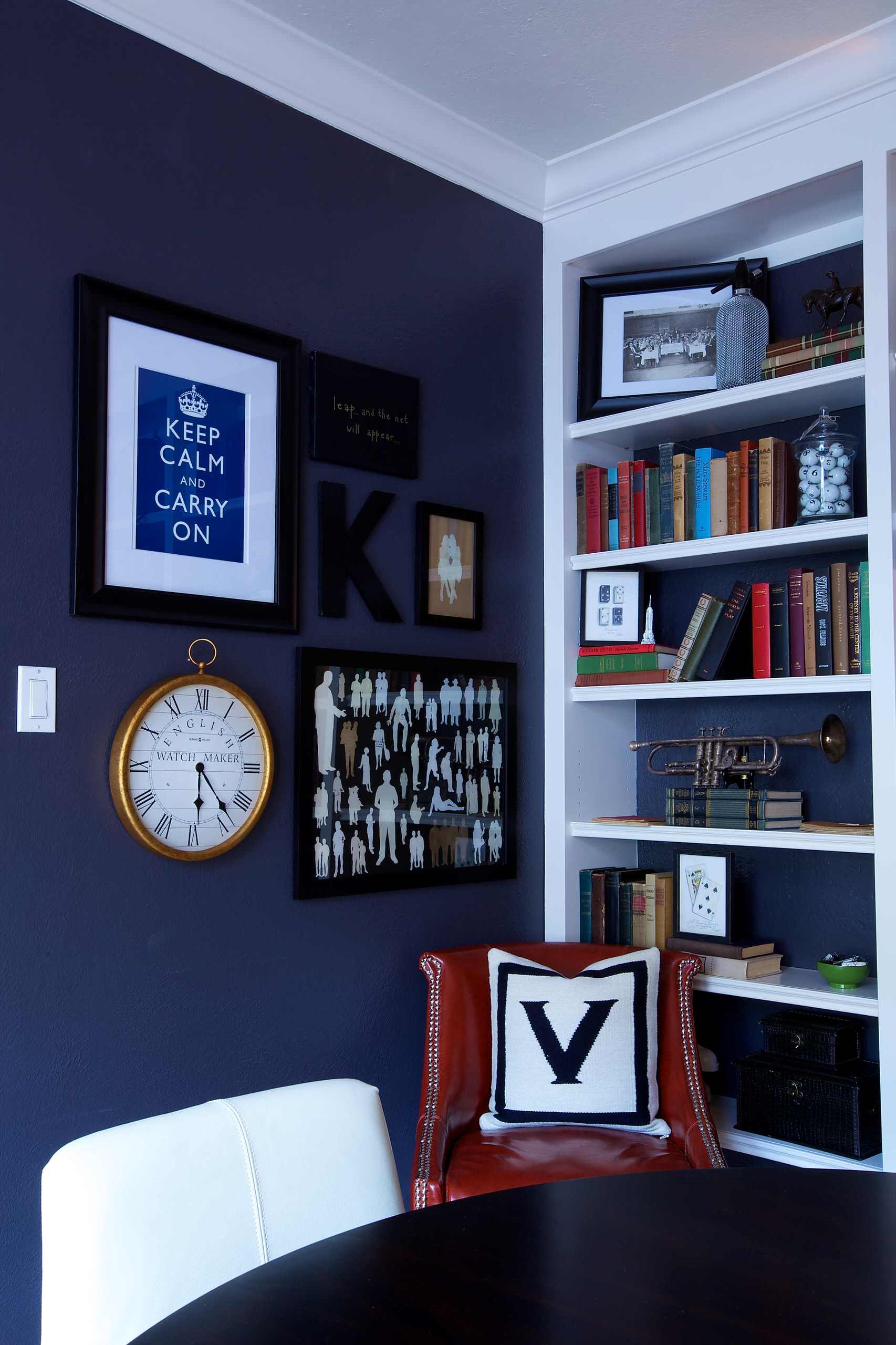 Стеллаж синий. Стеллаж в интерьере комнаты. Книжные полки на стену. Синяя стена с книжными полками.