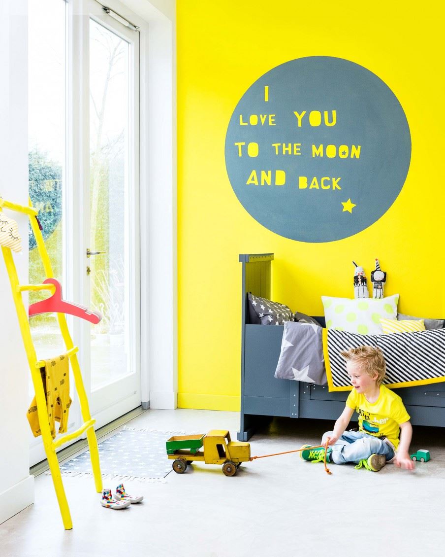 Трафаретный узор на жёлтом фоне стены в интерьере детской