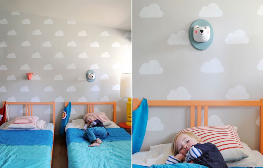 Фотоколлаж: трафаретный узор в виде белых облачков  на стене в интерьере детской