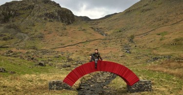 Стив Мэссам: красный мост из спрессованной бумаги на фоне английского ландшафта