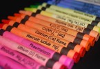 Стикеры на карандаши с указанием химических элементов, образующих цвет