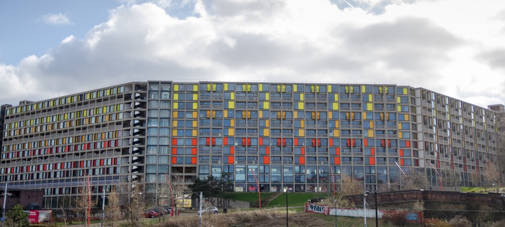 Брутализм в архитектуре - яркие цвета в оформлении фасада Park Hill