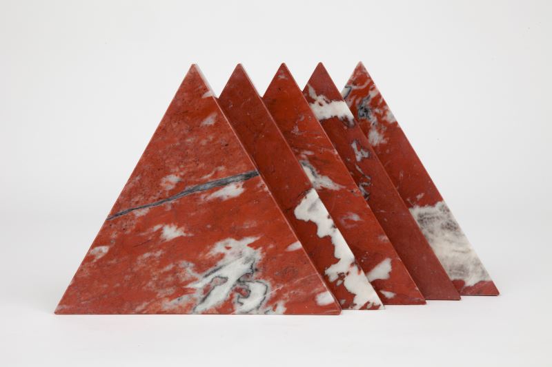 Треугольные подставки из красного мрамора