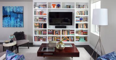 Стильные книжные шкафы: телевизор между полок