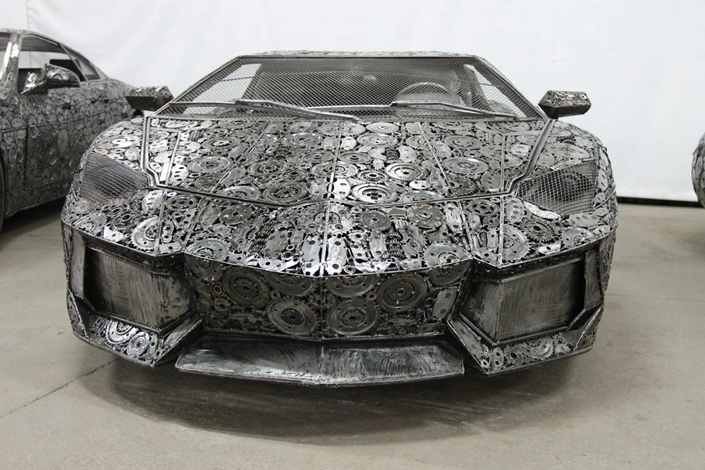 скульптуры автомобилей, построенные из металлолома