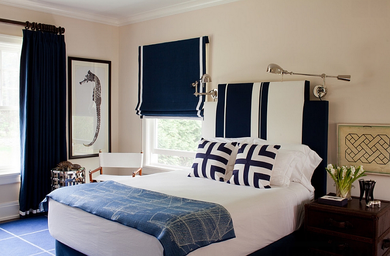 Белые и синие полосы в интерьера спальни