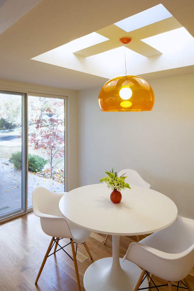 Яркий подвесной светильник в интерьере столовой от Design Platform