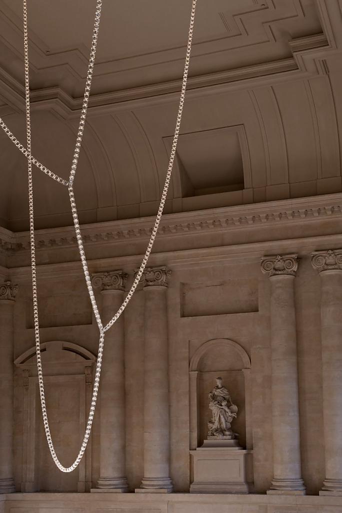 Необычная люстра из кристаллов Сваровски в Версальском дворце