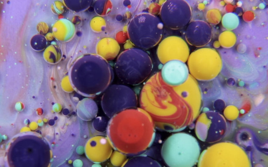 Томас Бланшар: экспериментальное видео сказочного танца цветных капелек жидких субстанций
