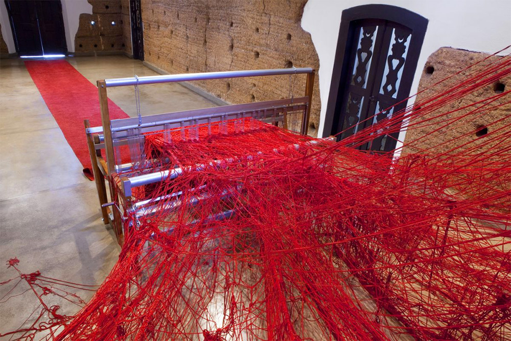 «Пенелопа» Татьяны Бласс: инсталляция из красной пряжи в старой часовне в Сан-Паулу