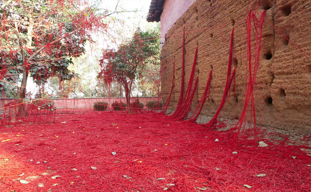 «Пенелопа» Татьяны Бласс: инсталляция из красной пряжи в старой часовне в Сан-Паулу