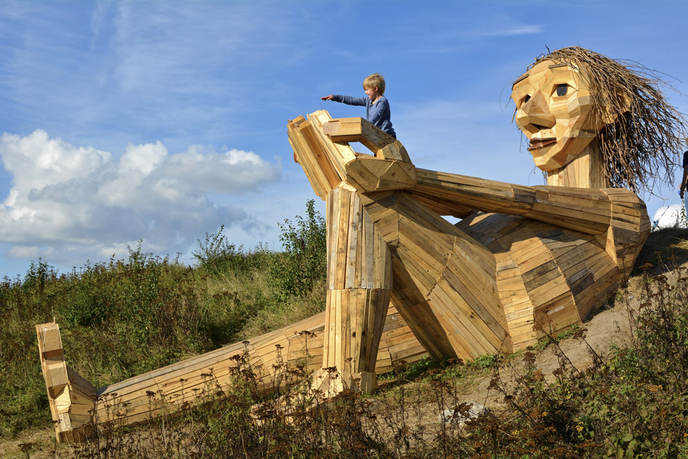 Томас Дамбо: деревянные фигуры из серии «6 забытых великанов»