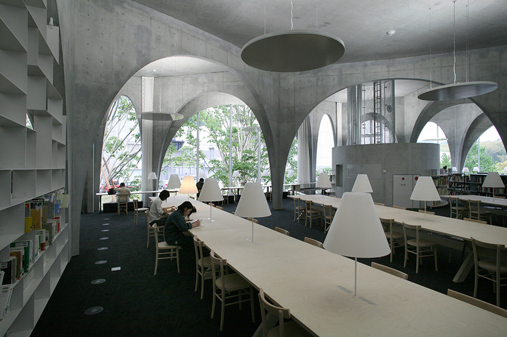 Дизайн интерьера библиотеки Tama Art University от Toyo Ito