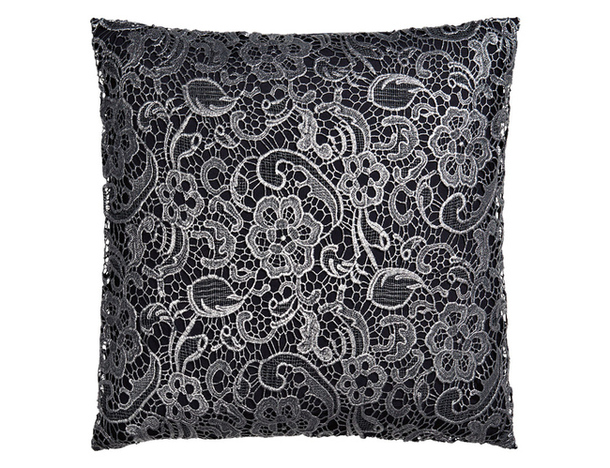 Стильная черная подушка с цветочным ажуром