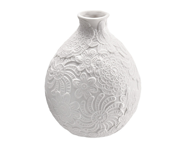 Белоснежная ваза-кувшин с ажурным рисунком