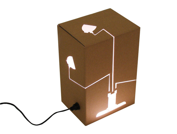 Стильный настольный светильник из картона
