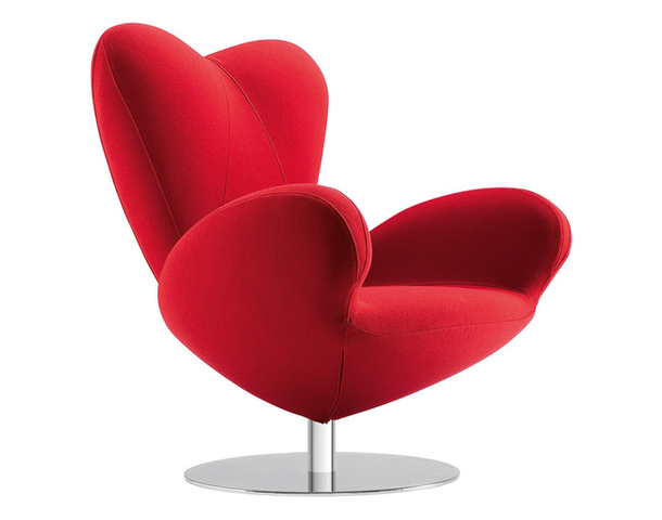 Ярко-красное кресло, имеющее форму сердечка
