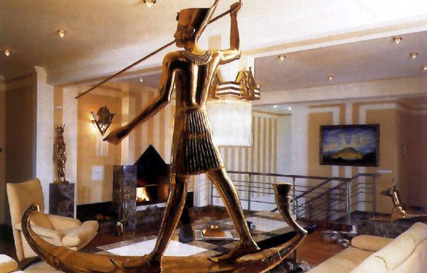 Египетская статуэтка в интерьере квартиры