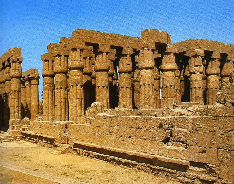 Египетские колонны в  пустыне