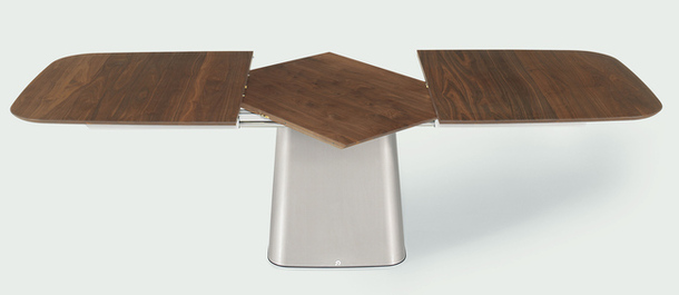 Компактный стол с основанием из металла