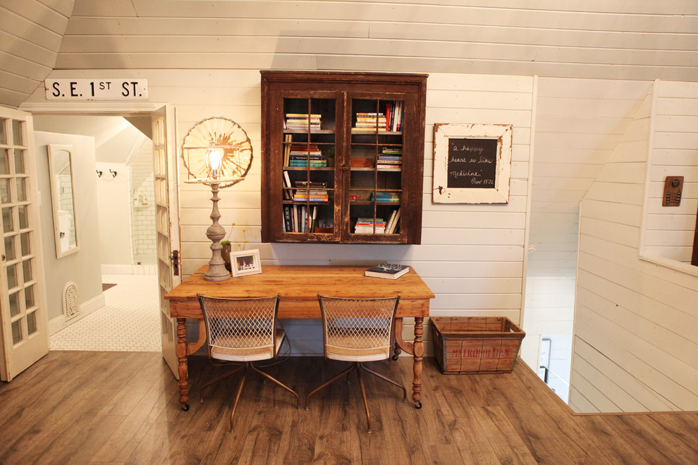 Письменный стол и книжный шкаф в комнате для учёбы