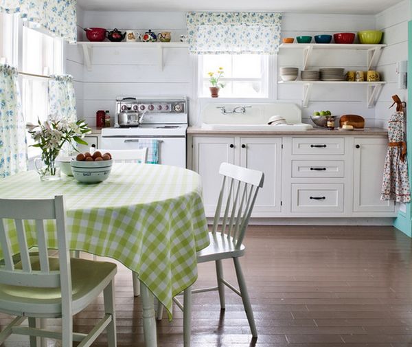 Белая кухонная мебель в стиле кантри