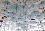 Инсталляция из белых зонтов от дизайнеров Кайсы и Тимо Берри