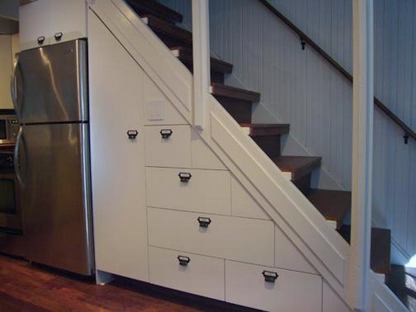 Дизайн организации места под лестницей