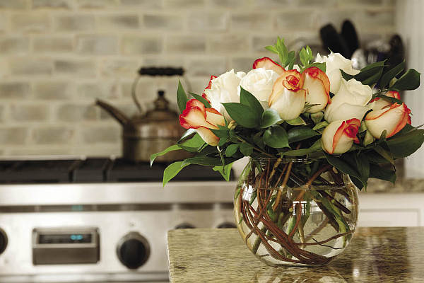 Красивые цветы для кухни – розы в стекле