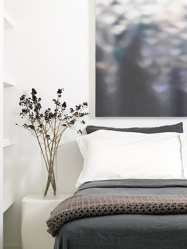Современная спальня с букетом стильных цветов