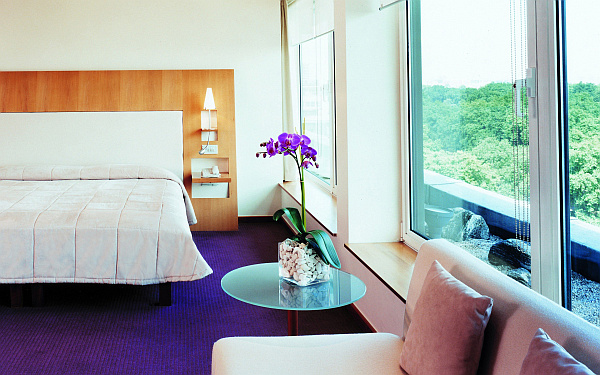 Красочная спальня с фиолетовыми орхидеями