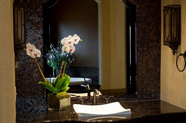 Белые орхидеи – яркое пятно в темной ванной