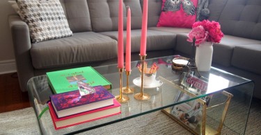 Розовые свечи на стеклянном журнальном столике