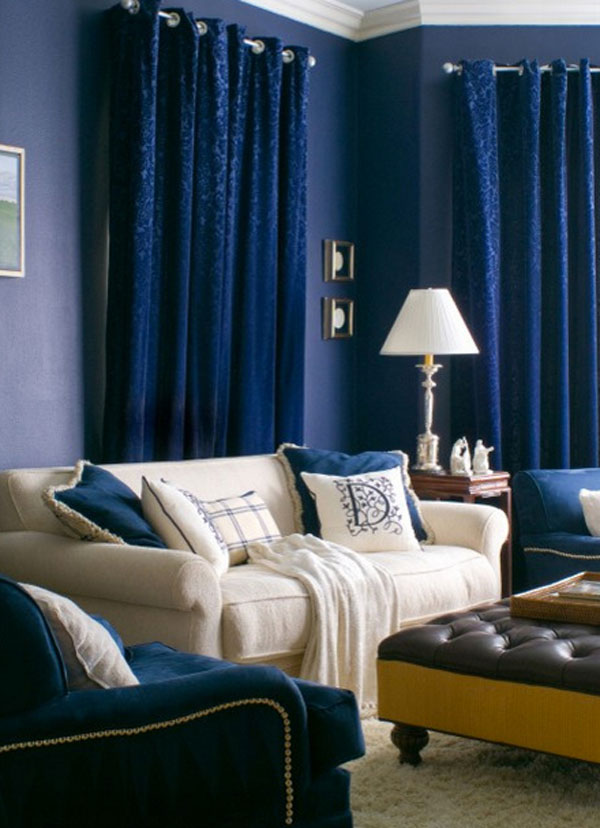 Темно синие шторы в гостиной
