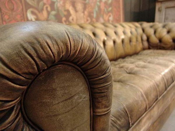 Кожаный диван в старинном стиле