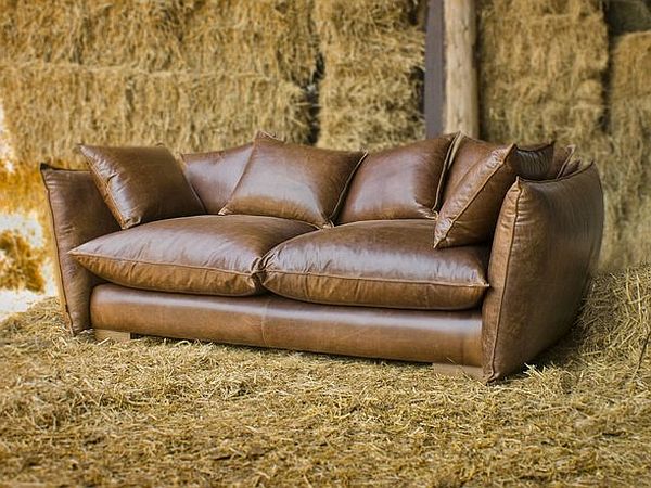 Красивый кожаный диван в старинном стиле
