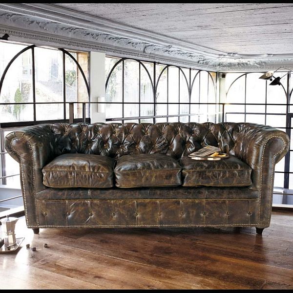 Чудесный кожаный диван в старинном стиле