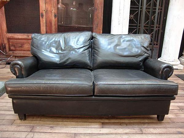 Прекрасный кожаный диван в старинном стиле