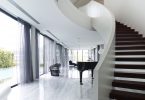 Винтовая лестница в интерьере: варианты расположения и оригинальные идеи декорирования