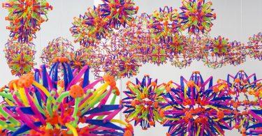 Нильс Фёлькер: минималистская кинетическая инсталляция из детских игрушек