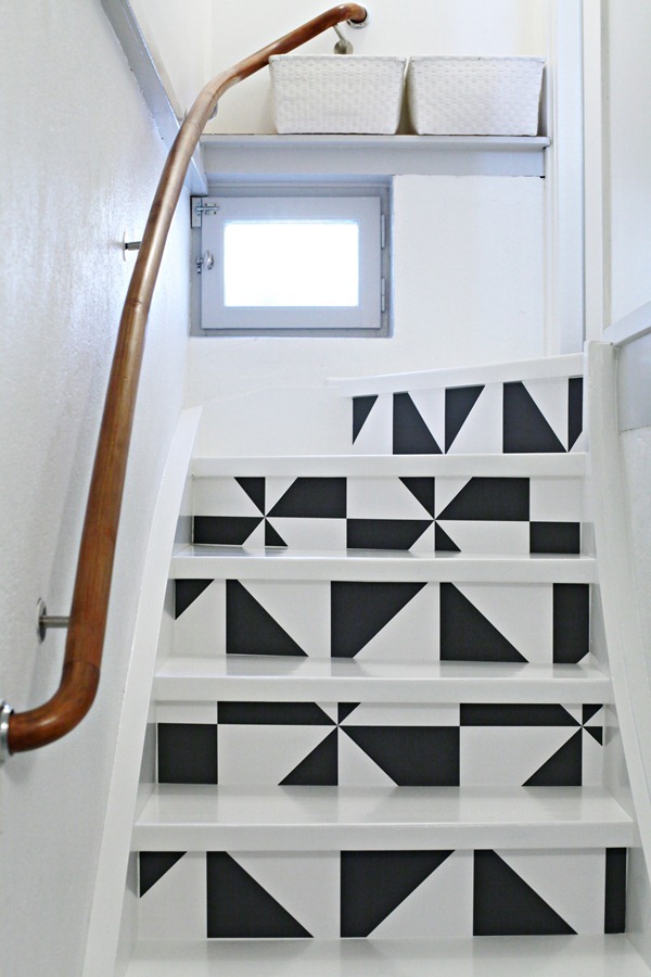 Черно-белые обои на лестничных ступеньках
