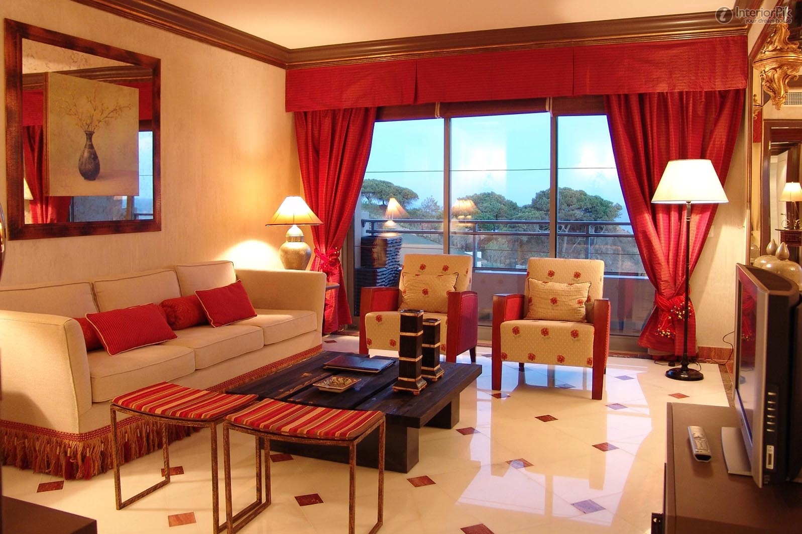 Окна украшенные красными шторами в интерьере помещения