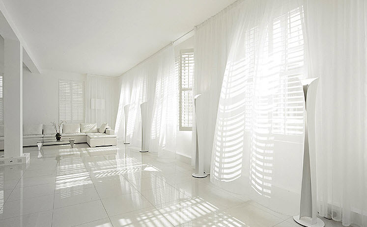 Белые шторы в интерьере помещения