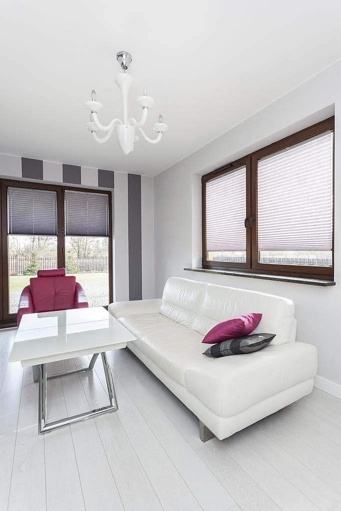 Светлые окна в комнате с современным дизайном в интерьере помещения