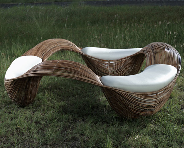 Креативный диван на траве