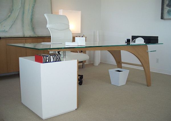 Яркий интерьер современного офиса со стеклянным письменным столом