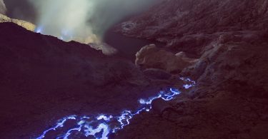 Эффектные фотографии окрестностей вулкана Иджен от Рубена Ву