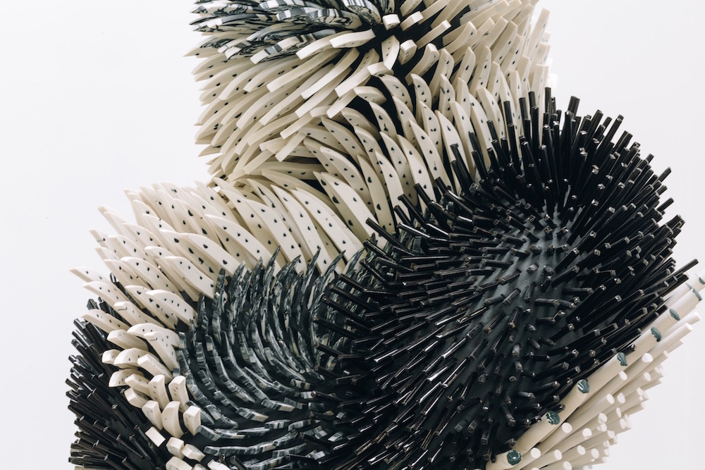 Органичные конструкции с острыми краями: скульптуры из фарфора от Земер Пелед