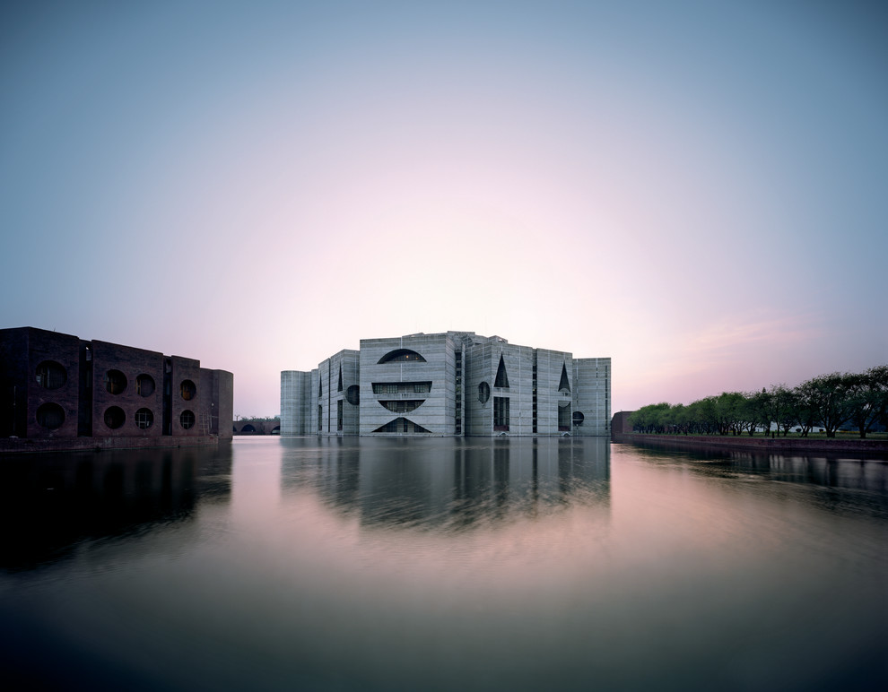 Парламент Бангладеша от Louis Kahn